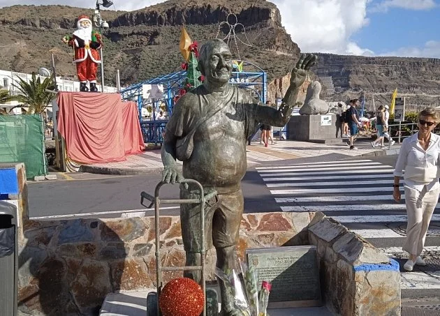 Vozil ryby a pomáhal lidem. Na Gran Canaria uctili nejmilejšího souseda sochou