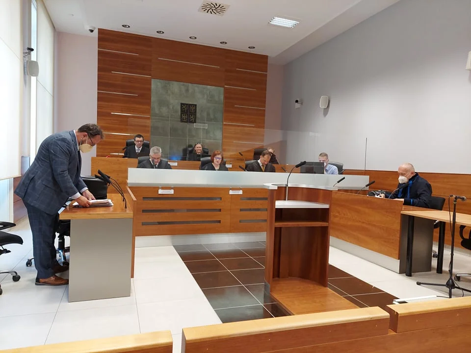 Soudce na chodníku srazil autem seniora. Podle policie kvůli rychlé jízdě