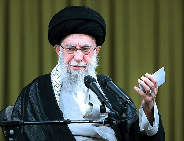 Smrt diktátorovi! Demonstrace v Íránu gradují, stát vypnul internet a viní USA