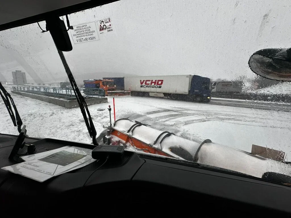 Česko zasypal sníh, kde všude se dají čekat problémy?