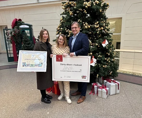 Strom Radosti v Palladiu vykouzlil úsměv na tvářích všech 300 dětí