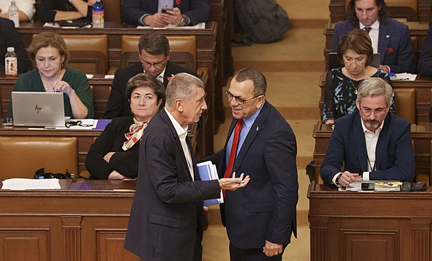 Foldyna neví, zda kvůli muniční iniciativě vysloví důvěru vládě. Majerová chce záruky