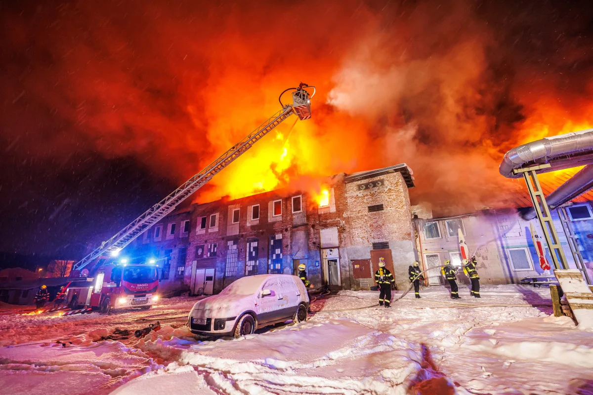 Likvidaci požáru v Trutnově komplikoval silný mráz. Hasiči vyhlásili III. stupeň požárního poplachu