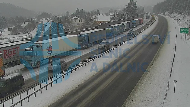 Provoz na 26. kilometru dálnice D1 komplikuje uvázlý kamion, tvoří se kolony - Doprava iDnes.cz článek na Media24.cz