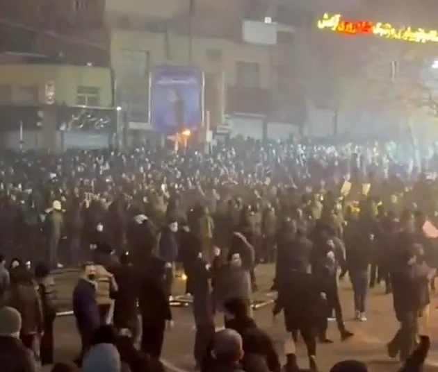 Pahlaví burcuje Íránce k dalším protestům. Ochráníme národní zájmy, hrozí armáda