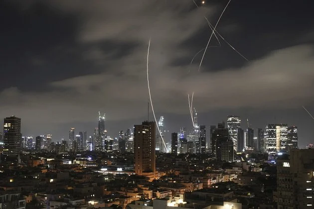 Izrael je v pohotovsti, Teherán hrozí USA. Protesty v Íránu zvyšují napětí