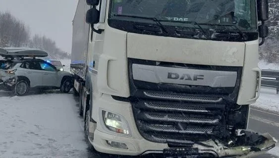 Řidič kamionu na D1 naboural do hyundaie, jehož šofér měl problémy při jízdě na sněhu