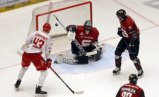 ONLINE: Pardubice čelí Liberci, Sparta hraje v Třinci. Vary čeká derby s Litvínovem