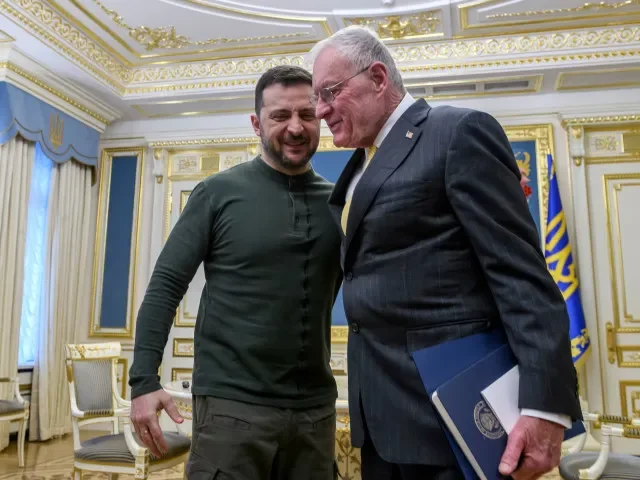 Zelenskyj je drsný parchant, chválí ho Kellogg. Připomíná mu Trumpa