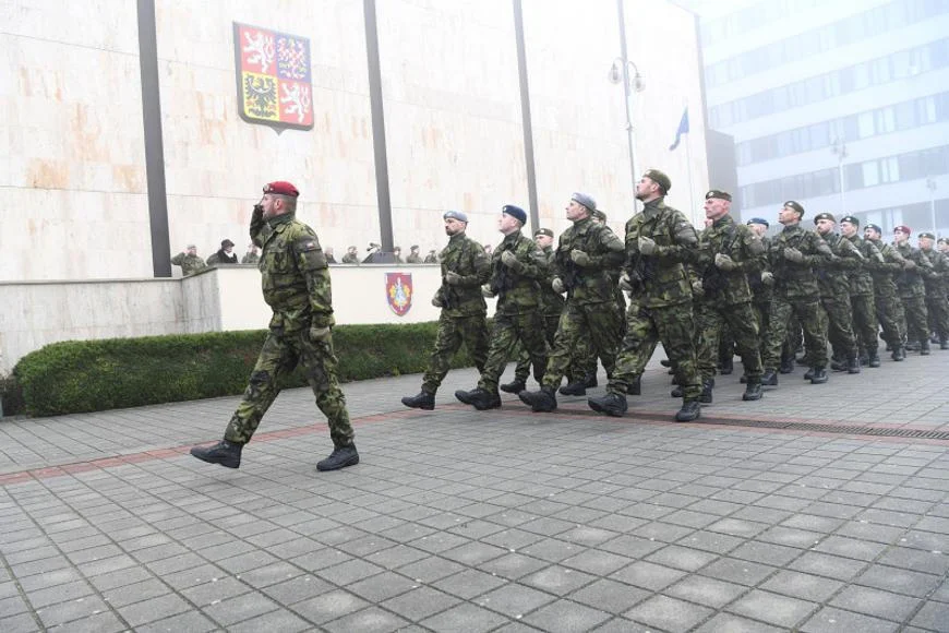 Česká armáda splnila cíl. Jenže každý desátý rekrut pak během tří měsíců skončil