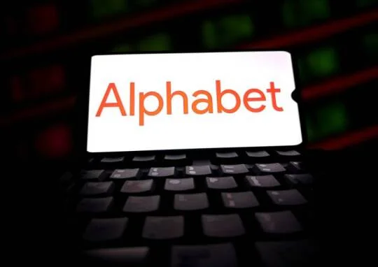 Ocenění Alphabet přes čtyři biliony USD; Apple bude s Google spolupracovat v AI