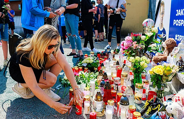 Dvanáctiletý hoch zemřel po pádu branky, před soud půjde správce hřiště