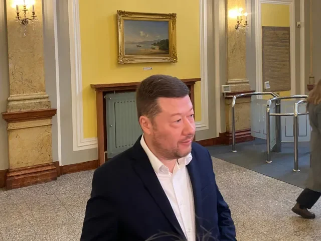 SPD do poslední chvíle bojuje za zrušení muniční iniciativy, Babiš ji přijde v úterý hájit