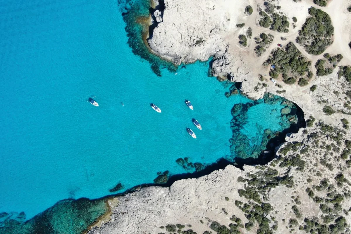 Léto je blíž, než myslíte! Těchto 7 evropských destinací slibuje, že se ohřejete i v lednu. Utečte zimě