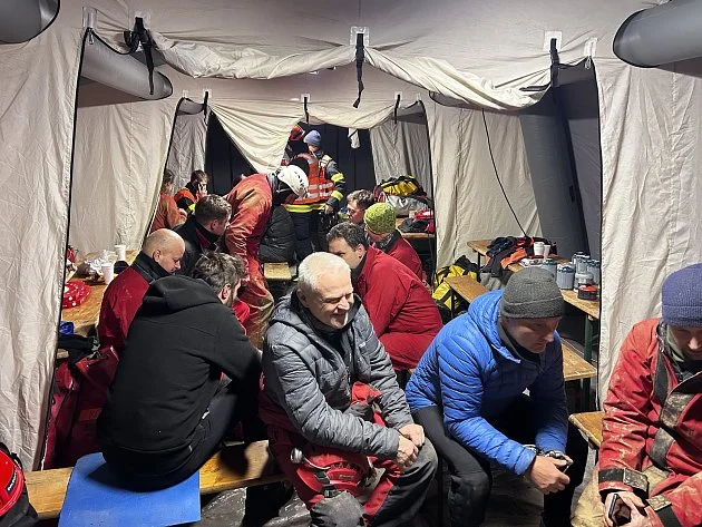 Zachránili jej po 20 hodinách. Speleolog z jeskyně u Rudnice má zlomený kotník