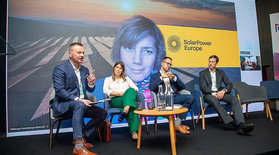 Rozvoj solární energie naráží na limity sítí. Řešením jsou baterie