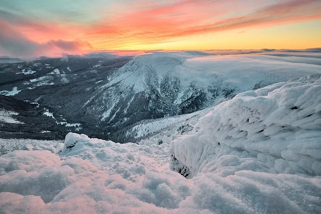Ledové království v Krkonoších. Fotograf zachytil zasněženou a zamrzlou Sněžku