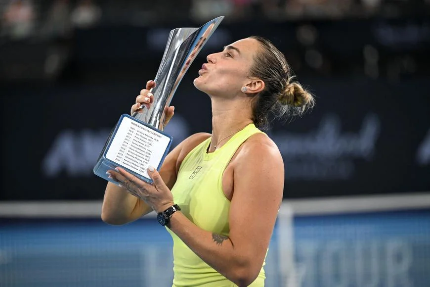 „Je mi to jedno.“ Sabalenková obhajovala polibek na bicepsy a emotivně mluvila o válce