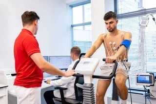 Živě: TK ke strategickému partnerství AKESO a FTVS UK