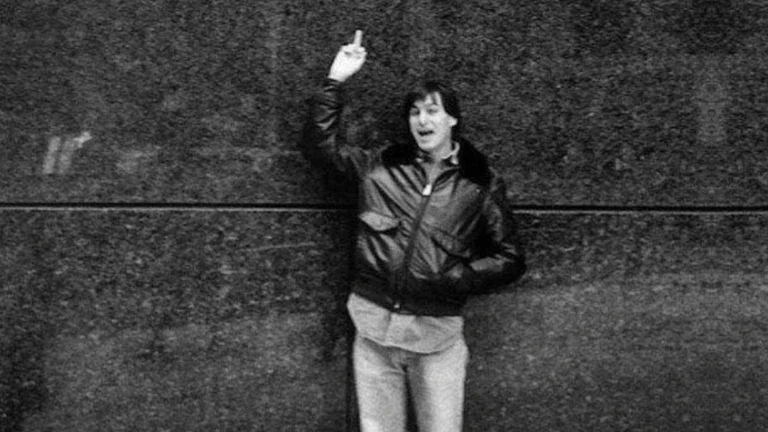 Steve Jobs v něm poslal konkurenci „někam“ a nechal se u toho vyfotit. Dnes má jeho ikonický bomber cenu zlata