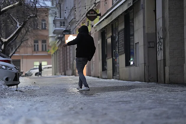 Kluzké chodníky, omezená doprava a zamrzlá auta. Ledovka zasáhla Prahu - Doprava Metro.cz článek na Media24.cz