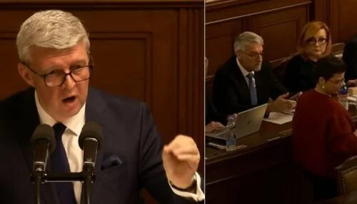 Piráti chodili k pultíku ve Sněmovně pozpátku. Havlíček do nich spustil palbu, že by měli chodit kanálem