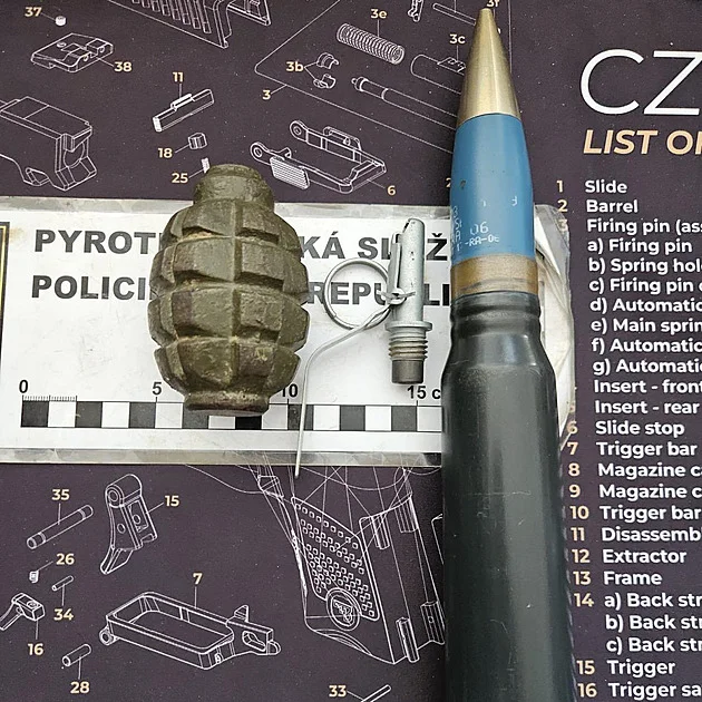 Při zbraňové amnestii lidé přinesli na policii granát, samopal i náboj do kanónu - Krimi iDnes.cz článek na Media24.cz