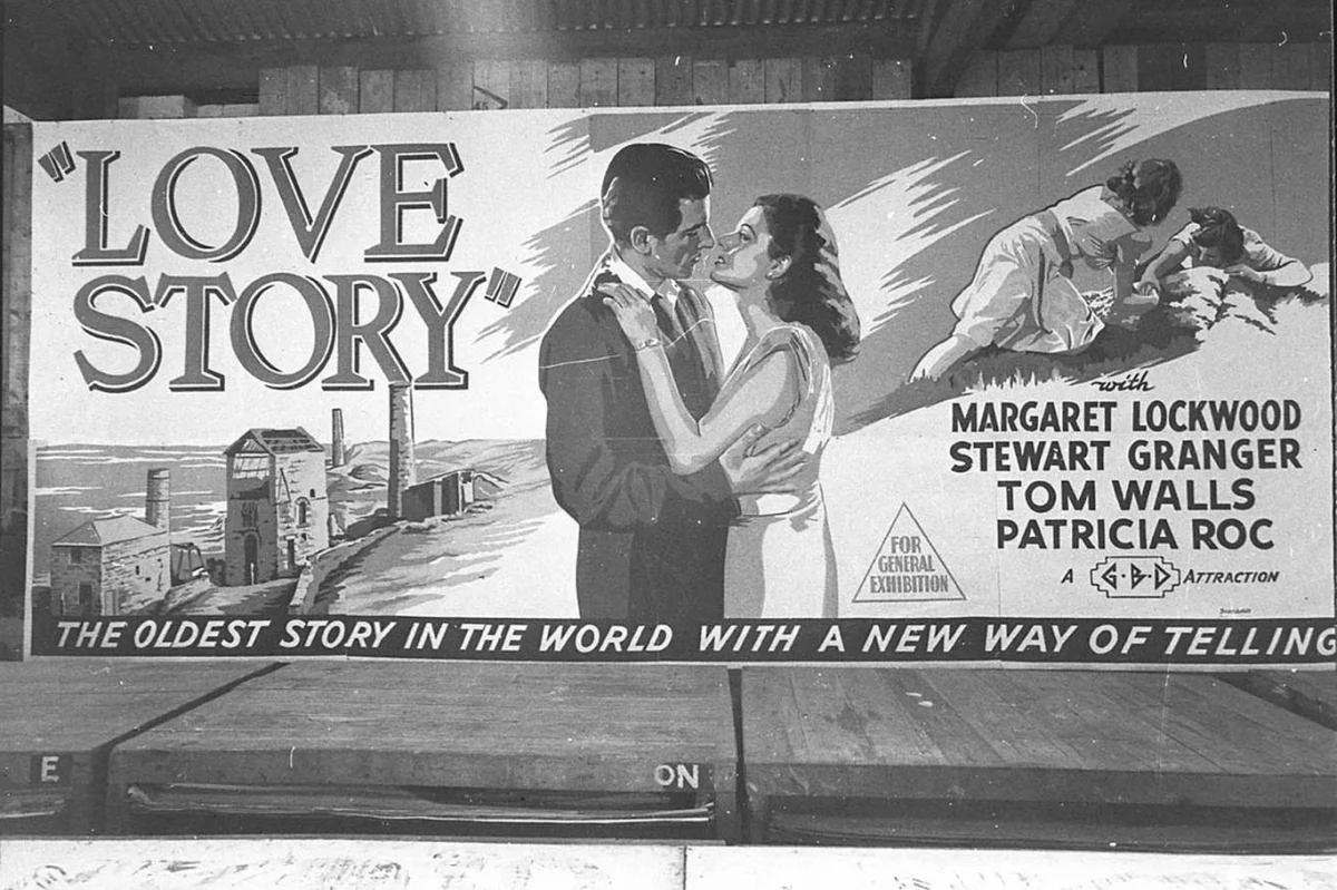 Boural zeď a namísto izolace našel poklad. Vzácné plakáty se vydražily za 10 milionů korun