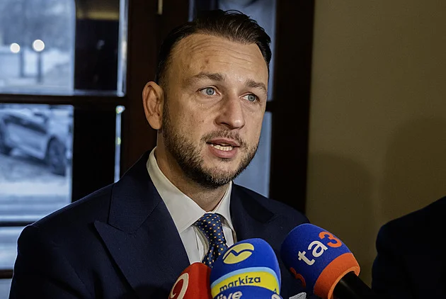 Ficův ministr udivil platbou za luxusní dovolenou, 300 tisíc přinesl v hotovosti