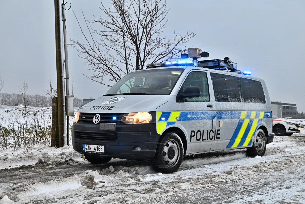 Na Žďársku se pokoušel pomoci řidiči havarovaného auta. Oba je smetla řidička projíždějícího renaultu