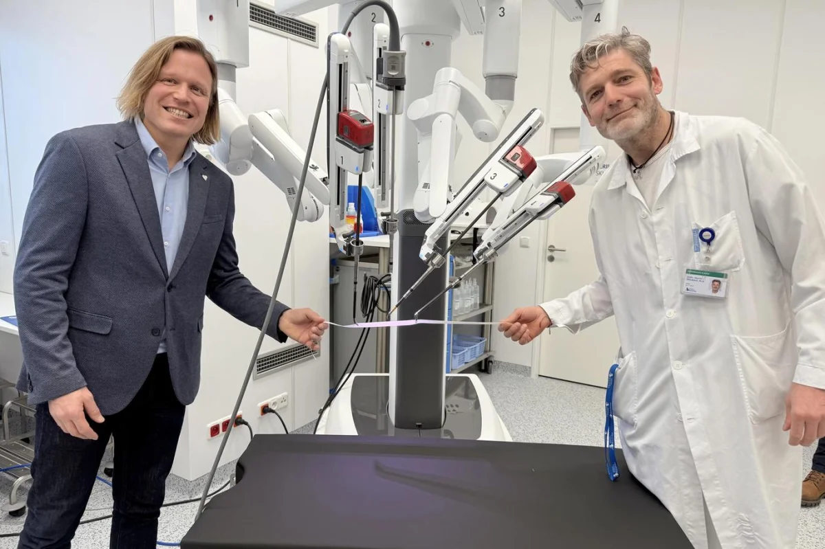 Na Bulovce od ledna operuje nový robot. Zaměřuje se na břicho, cévy a onkochirurgii