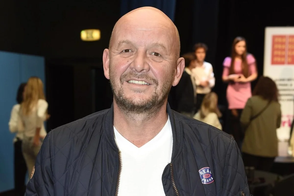 Divoké rozloučení s Pavlem Nečasem: Jeho pietní snímky byly vystaveny ve výloze hospody