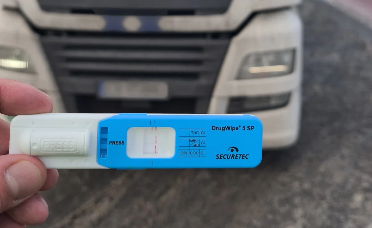 Řidič kamionu chtěl u Ostravice vjet do úseku se zákazem vjezdu. Měl pozitivní test na drogy