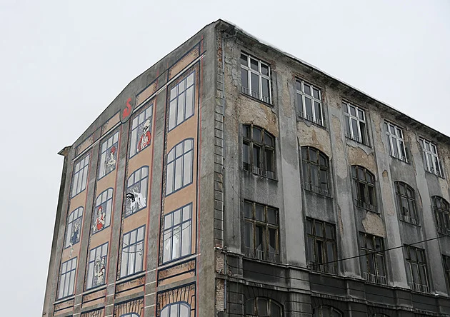 Schichtovu budovu zdobí obří malba. Zakrývá stopy po nedokončené demolici