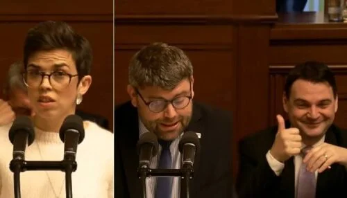 Macinka se bavil i provokoval při projevech opozice. Nejprve kontroloval stupínek u pultíku Richterové, pak zvedl Jakobovi palec