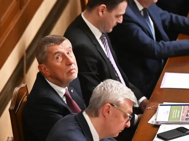 Piráti už chodí normálně. Poslanci druhý den jednají o vyslovení důvěry vládě