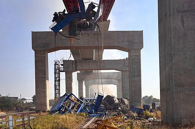 V Thajsku se zřítil jeřáb a rozdrtil projíždějící vlak. Mrtvých jsou desítky