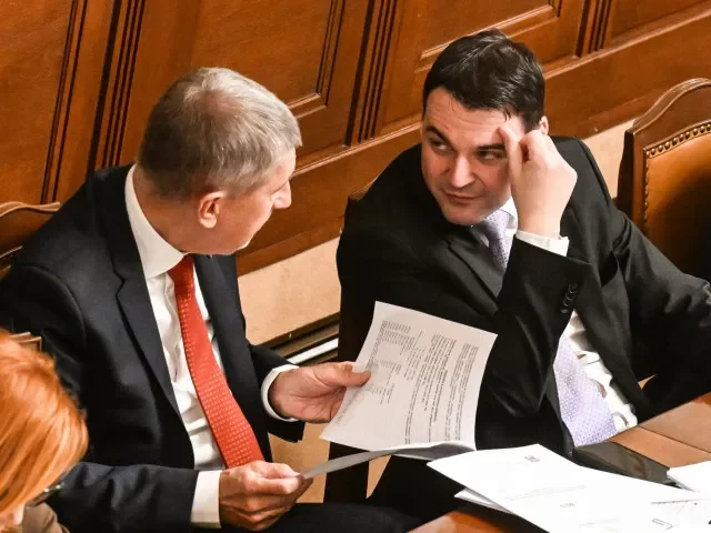 Exministr ve sněmovně parodoval Klause, opoziční lavice zely prázdnotou