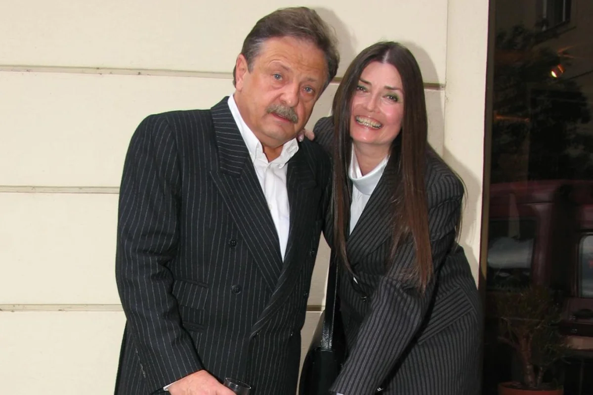 Miluška Voborníková a Petr Spálený žijí už 45 let v tomto domě u Prahy. Srdcem domova je obývák s krbem