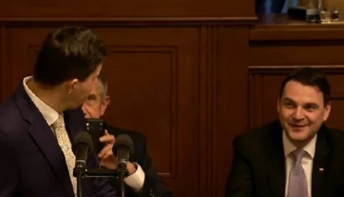 Hladík ve Sněmovně parodoval Klause, Macinka s Babišem si z něj utahovali a natáčeli ho. Na sítích pak sdíleli fotku a video