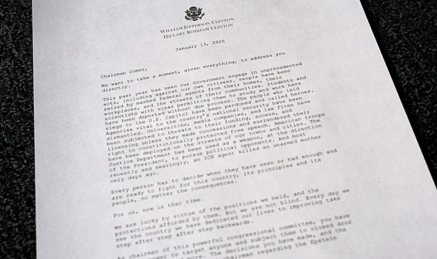 Clintonovi odmítli vypovídat v Kongresu o Epsteinovi. Hrozí jim stíhání