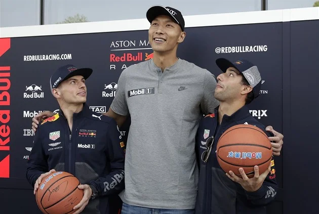 Fanoušci šílí. Verstappen a Ricciardo se představili v novém videu Red Bullu