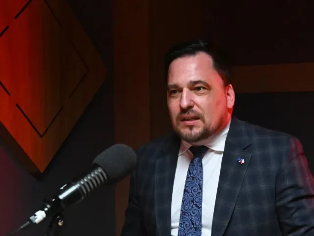 Zdechovský neuspěl u Nejvyššího soudu, omluva advokátu Němcovi za „humorný meme“ platí