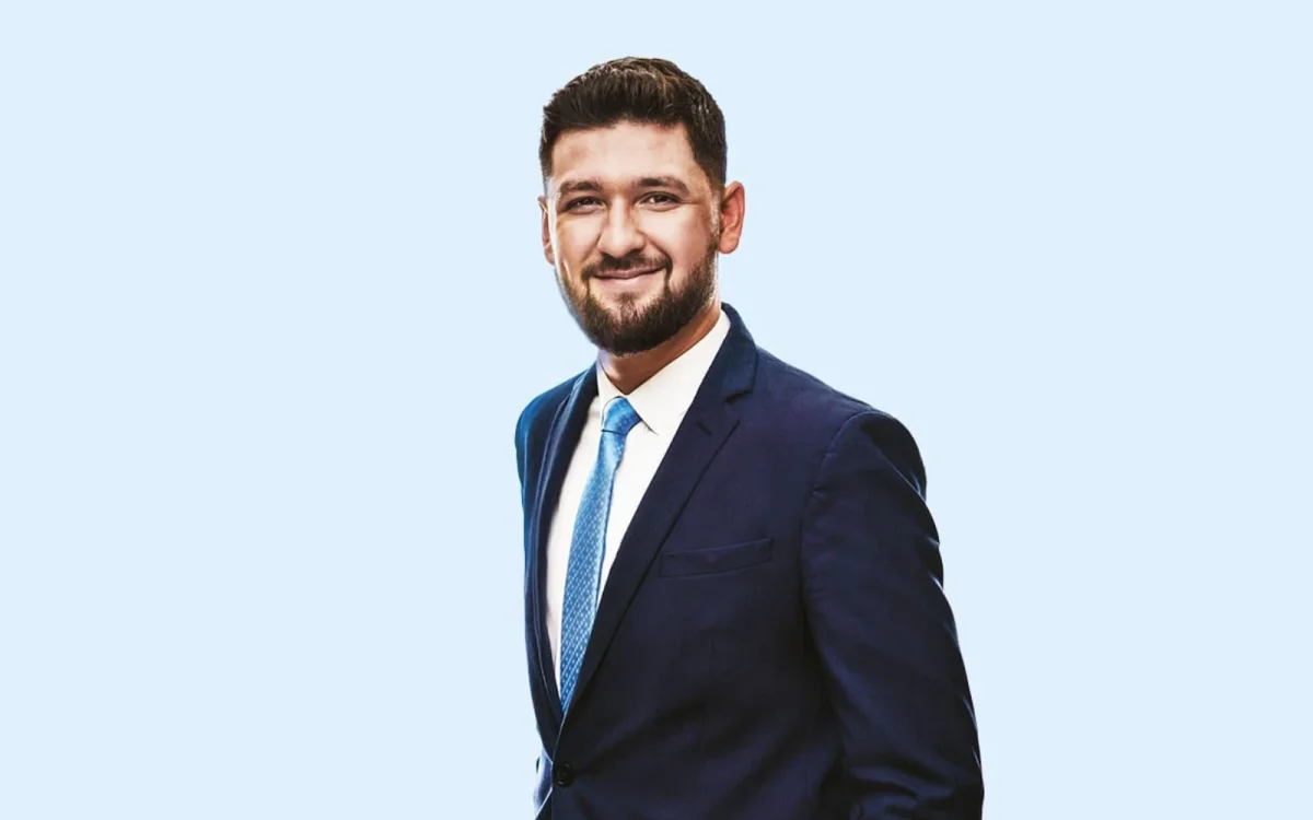 Gregor si zřídil poslaneckou kancelář u dědečka, obhajuje se před kritikou