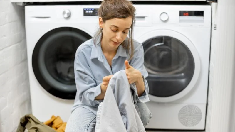 Smrad z komínů sousedů u nás na vesnici je šílený. Domů se vracím jak z udírny