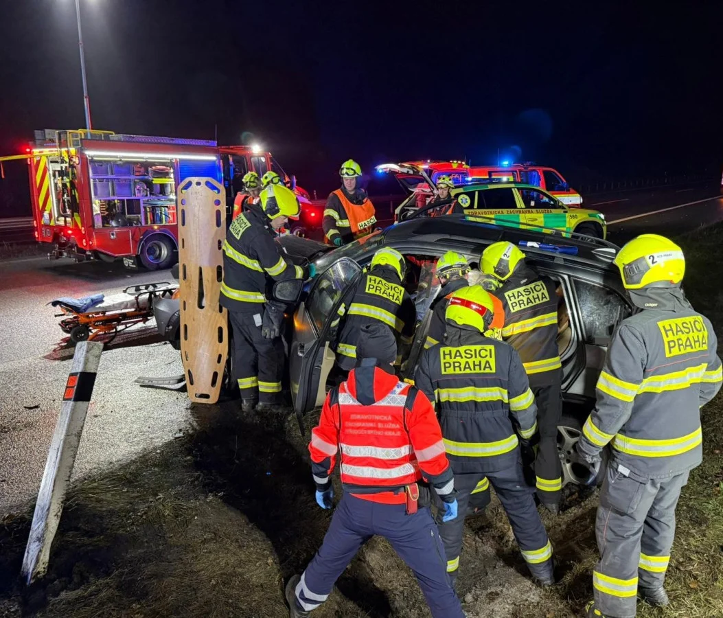 Tři zranění při noční nehodě dvou vozů na dálnici D5 u Prahy