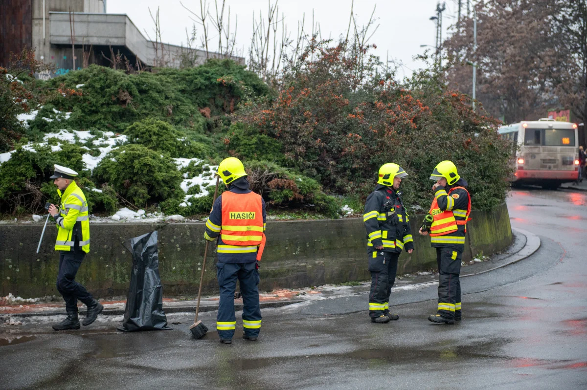 Při střetu s autobusem u Smíchovského nádraží v Praze přišla žena o obě nohy