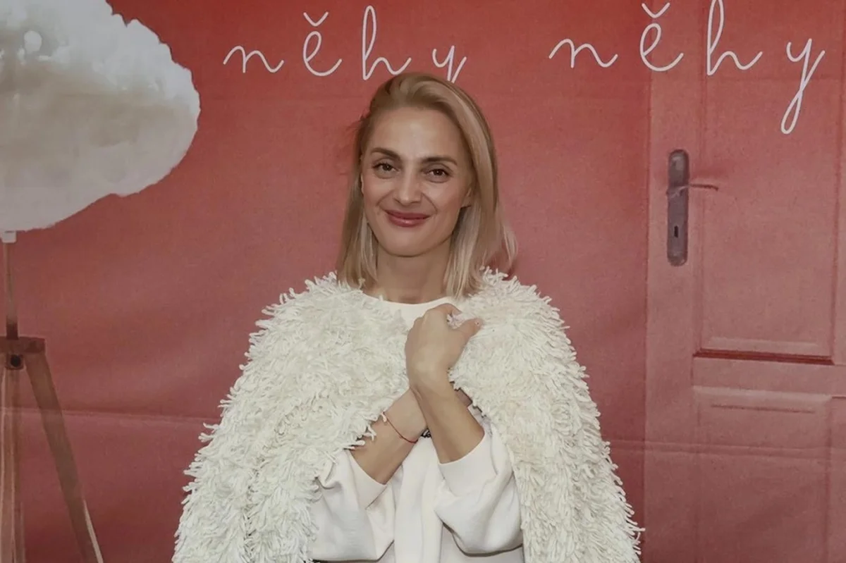 Bára Poláková je těhotná! Miminko čeká s o 14 let mladším zpěvákem ze SuperStar. Její video vás rozpláče