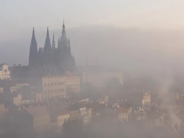 Do Česka se vrátí inverze. Mlha, mrholení a slunce na horách