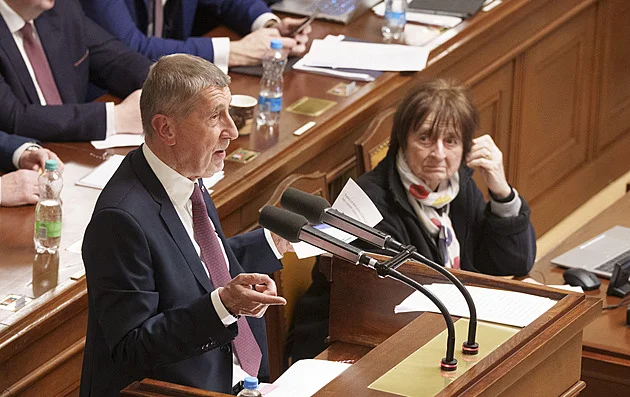 Poslanci budou pokračovat v debatě k důvěře vládě, mají mít i interpelace